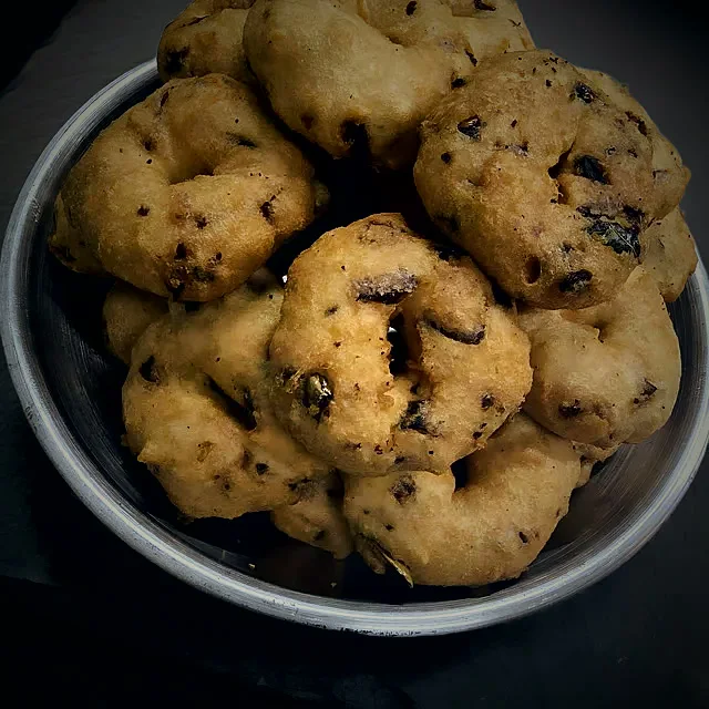A plate of methu vadai fresh from the fryer at Restaurant BMS